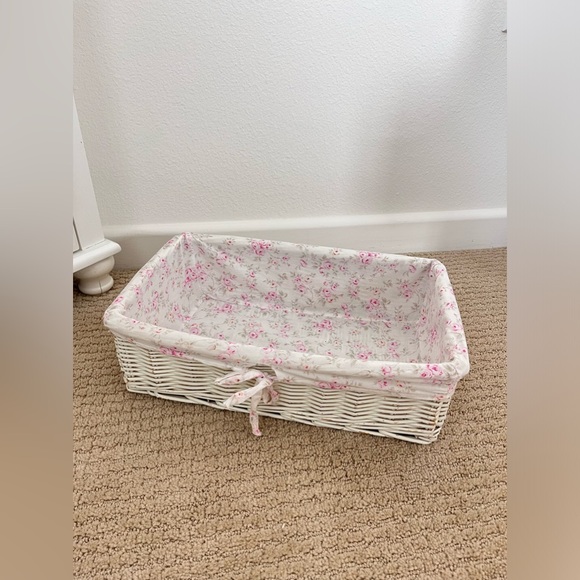 Shabby chic Wicker Basket with Floral Lining - Picture 6 of 6